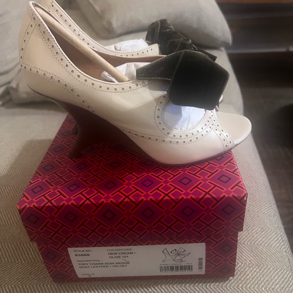 Tory Burch Tory Charm Bow Wedge NWB size 6